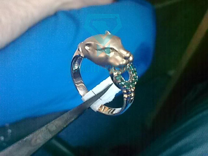 Женское золотое кольцо в виде пантеры с изумрудами на заказ в Белгороде